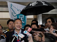 Benny Tai (Mitte), einer der Anführer der Regenschirm-Proteste von 2014, ist vorzeitig aus der Haft entlassen worden. (Bild: KEYSTONE/AP/VINCENT YU)