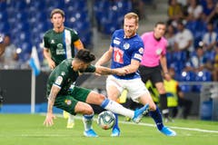 Luzerns Christian Schwegler kämpft um den Ball gegen Espanyols Gonzalo Pipa Avila. Bild: Freshfocus / Martin Meienberger (Barcelona, 15. August 2019)
