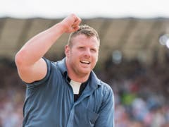 Schwingerkönig Glarner vor 52'016 Zuschauern in der Arena von Estavayer (Bild: KEYSTONE/URS FLUEELER)