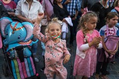Mit einem blauem Elefanten im Kinderwagen und einem Riesenlolli am St.Galler Fest. (Bild: Michel Canonica - 16. August 2019)
