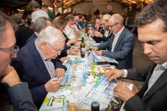 «Parlamentini»: Christoph Blocher, der Fraktionschef der St.Galler SVP Michael Götte (vorne rechts) und Bildungsdirektor Stefan Kölliker kleben Bildchen.