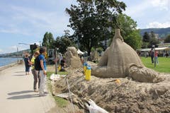 Besucher vor der Skulptur «Need a hand?». (Bild: Sheila Eggmann)