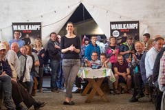 800 Parteimitglieder und Sympathisanten sind erschienen.