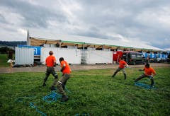 Auch letzte Zelte und Pavillons werden derzeit aufgestellt, unter tatkräftiger Mithilfe von Angehörigen des Zivilschutzes. Hier sie man das Sanitärgebäude des Campingplatzes. (Bild: Stefan Kaiser, Zug, 14. August 2019)