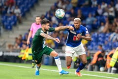 Luzerns Blessing Eleke (rechts) rennt umd den Ball gegen Espanyols Gonzalo Pipa Avila. Bild: Freshfocus / Martin Meienberger (Barcelona, 15. August 2019)