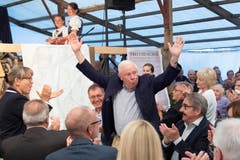 Christoph Blocher wird bejubelt. (Bilder: Urs Bucher/TAGBLATT)