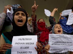 Junge Musliminnen demonstrieren in Srinagar. (Bild: KEYSTONE/AP/DAR YASIN)