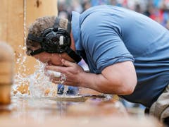 Erfrischung gefällig? Am Eidgenössischen in Zug wird es auch wieder heiss werden können (Bild: KEYSTONE/PETER KLAUNZER)