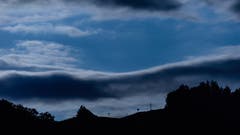 Heute wollte ich den Monduntergang neben dieser Hütte fotografieren. Als der Mond dann die Höhe gehabt hat, waren leider nur noch Wolken zu sehen.. (Bild: Roland Bucheli, Luzern-Littau, 16. August 2019)