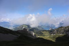 Die sich langsam auflösenden Nebelschwaden ergeben einen interessanten Ausblick in den Kanton Nidwalden und Luzern. (Bild: Josef Arnold, Glattigrat Isenthal, 16. August 2019)