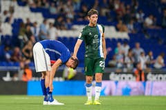 Luzerns Lazar Cirkovic (links) erhält nach dem Spiel eine Aufmunterung von Espanyols Esteban Granero. Bild: Freshfocus / Martin Meienberger (Barcelona, 15. August 2019)