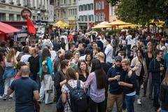 Bei idealem Festwetter ist am Freitagabend schon viel Volk am St.Galler Fest unterwegs - im Bild in der unteren Neugasse. (Bild: Michel Canonica - 16. August 2019)