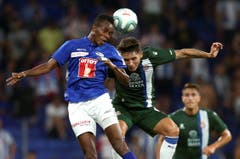 Luzern's Tsiy-William Ndenge (links) misst sich im Kopfballduell mit Espanyol's Victor Campuzano. Bild: Keystone / Enric Fontcuberta (Barcelona, 15. Augsut 2019)A