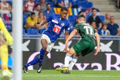 Luzerns Tsiy William Ndenge (links) versucht sich gegen Espanyols Didac Vila vor dem gegnerischen Tor durchzusetzen. Bild: Freshfocus / Martin Meienberger (Barcelona, 15. August 2019)