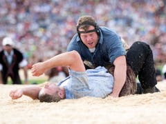 Das war die Entscheidung in Estavayer 2016: Matthias Glarner bettet Armon Orlik ins Sägemehl (Bild: KEYSTONE/URS FLUEELER)