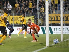 Jean-Pierre Nsame (hinten) sieht seinen Schuss zum 1:0 ins lange Eck fliegen (Bild: KEYSTONE/SALVATORE DI NOLFI)