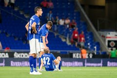 Luzerns Lazar Cirkovic (von links), Pascal Schürpf und Idriz Voca sammeln sich nach dem Spiel. Bild: Freshfocus / Martin Meienberger (Barcelona, 15. August 2019)
