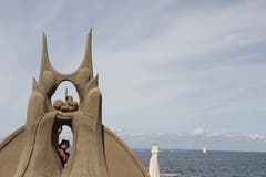 Eine Künstlerin bewässert ihre Skulptur «Erinnerungen an den letzten 100% organischen Menschen». (Bild: Sheila Eggmann)