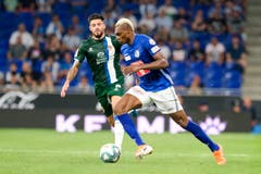 Luzerns Blessing Eleke (rechts) wird von Espanyols Gonzalo Pipa Avila verfolgt. Bild: Freshfocus / Martin Meienberger (Barcelona, 15. August 2019)