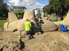 Ein Unterseeboot, das sich beim Schälen als Maiskolben entpuppt. Die Skulptur von Andrey und Nikolay Kokorin aus Russland nennt sich «A Farewell to arms» («Abschied von den Waffen»).