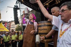 «Es ist angezapft!»: Stadträtin Sonja Lüthi, Jörg Zürcher von der Brauerei Schützengarten und Festpräsident Bruno Bischof (von links nach rechts) bei der Festeröffnung am frühen Freitagabend. (Bild: Michel Canonica - 16. August 2019)