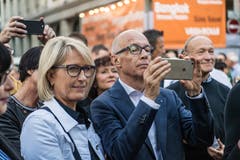 Mit dem Handy fotografierend ist am Stadtfest auch Stadtpräsident Thomas Scheitlin unterwegs. (Bild: Michel Canonica - 16. August 2019)