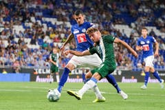 Luzerns Lazar Cirkovic im Zweikampf mit Espanyols Javi Puado. Bild: Freshfocus / Martin Meienberger (Barcelona, 15. August 2019)