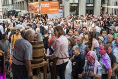 Der Rest der 30 Liter Bier aus dem Holzfass werden unters Publikum verteilt. (Bild: Michel Canonica - 16. August 2019)