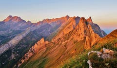 Wir hatten im Berggasthaus Schäfler übernachtet und den Wecker auf halb sechs gestellt. So erlebten wir einen traumhaften Sonnenaufgang über dem Hohen Kasten - und wenig später erstrahlte die Alpsteinkette vom Altmann bis zum Säntis und zu den Altenalptürmen in rosigem Morgenlicht. (Bild: Franz Gerhard)