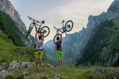 Markus und Manuel sind erstmals mit dem Mountainbike am Fälensee. (Bild: Raphael Rohner)