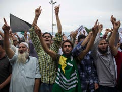 Proteste in Srinagar: Der wieder aufgeflammte Kaschmir-Konflikt reicht bis zur Unabhängigkeit des ehemaligen Britisch-Indien und der damit einhergehenden Abspaltung Pakistans im August 1947 zurück. (Bild: KEYSTONE/AP/DAR YASIN)