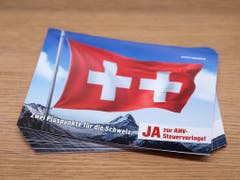 Nach dem Willen der zuständigen Nationalratskommission soll es weiterhin Paket-Abstimmungen wie jene zum AHV-Steuer-Deal geben können. (Bild: KEYSTONE/PETER KLAUNZER)