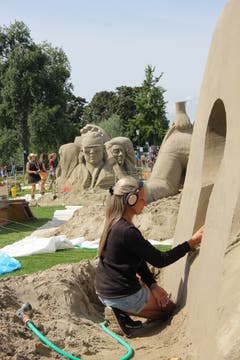 Künstlerin beim Feinschliff am Freitagnachmittag. (Bild: Sheila Eggmann)