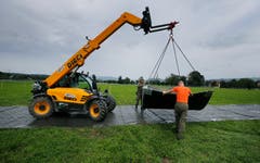Neben der Arena werden zig Bodenplatten verlegt. Angehörige des Zivilschutz arbeiten an der Fahrstrasse des Campingplatz. (Bild: Stefan Kaiser, Zug, 14. August 2019)