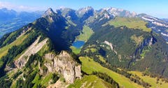 Wanderung auf den Hohen Kasten. Von oben ein wunderschöner Ausblick auf die Berge und den Sämtisersee. (Bild: Daniela Schai)
