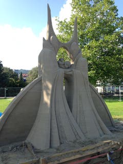 Für viele Besucherinnen und Besucher vom Freitagvormittag ist die filigrane, statisch höchst anspruchsvolle Figur von Maija Puncle und Ile Karli aus Lettland der Topfavorit am diesjährigen Sandskulpturenfestival.