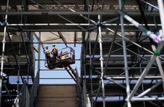 ...und via Hebebühne erhalten die Tribünen der Schwingarema den letzten Schliff. (Bild: Stefan Kaiser, Zug, 14. August 2019)