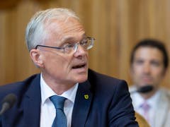 Niederlage für Ständerat Thomas Minder (parteilos/SH) in der Staatspolitischen Kommission des Nationalrats: anders als die Ständeratskommission hat sie seine Parlamentarische Initiative abgelehnt, die künftig Paket-Abstimmungen wie jene über den AHV-Steuer-Deal verhindern will. (Bild: KEYSTONE/PETER KLAUNZER)