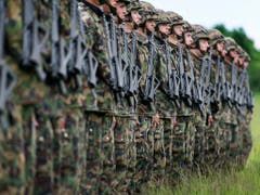 Gendergerecht im Feld: «Stillgestanden» soll auch für Transmenschen gelten. Armeechef Rebord will, dass auch sie Dienst leisten können. (Bild: KEYSTONE/CHRISTIAN BEUTLER)