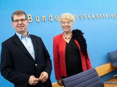 Gesine Schwan (rechts) und Ralf Stegner haben ihre gemeinsame Bewerbung für den Vorsitz der SPD am Freitag präsentiert. (Bild: KEYSTONE/EPA/HAYOUNG JEON)