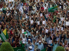 Muslime protestieren nach dem Freitagsgebet in Srinagar. (Bild: KEYSTONE/AP/DAR YASIN)