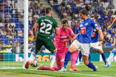 Espanyols Matias Vargas (Espanyol) kämpft gegen Luzerns Torhüter Marius Müller und Remo Arnold. Bild: Freshfocus / Martin Meienberger (Barcelona, 15. August 2019)