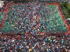 In Hongkong ist ein weiteres Protest-Wochenende im Gang: Zehntausende von Menschen beteiligen sich seit Freitagabend wieder an den Protesten. (Bild: KEYSTONE/AP/KIN CHEUNG)