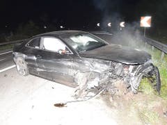 Die Solothurner Polizei sucht den Fahrer, der dieses Autowrack auf einem Autobahnübergang verlassen hat. (Bild: Polizei Kanton Solothurn)