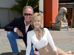 Schauspieler-Familie: Peter Fonda 2013 mit seiner Schwester Jane vor dem Chinese Theater in Hollywood beim Handabdruck ihres Vaters Henry. (Bild: KEYSTONE/AP Invision/JORDAN STRAUSS)