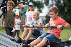 Die Kinder zeigen am Orion-Cup anlässlich des 100-jährigen Bestehens des Seeclubs Sempach ihr Können. (Bild: Eveline Beerkircher, Sempach, 17. August 2019)
