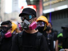 Demonstrierende tragen bei den Protesten in Hongkong Schutzmasken. (Bild: KEYSTONE/EPA/JEROME FAVRE)