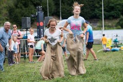 Die Kinder zeigen am Orion-Cup anlässlich des 100-jährigen Bestehens des Seeclubs Sempach ihr Können. (Bild: Eveline Beerkircher, Sempach, 17. August 2019)