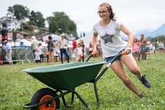 Die Kinder zeigen am Orion-Cup anlässlich des 100-jährigen Bestehens des Seeclubs Sempach ihr Können. (Bild: Eveline Beerkircher, Sempach, 17. August 2019)