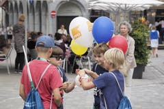 Viele werben mit Luftballons - Parteien genau so wie Geschäfte. (Bild: Hanspeter Schiess - 17. August 2019)